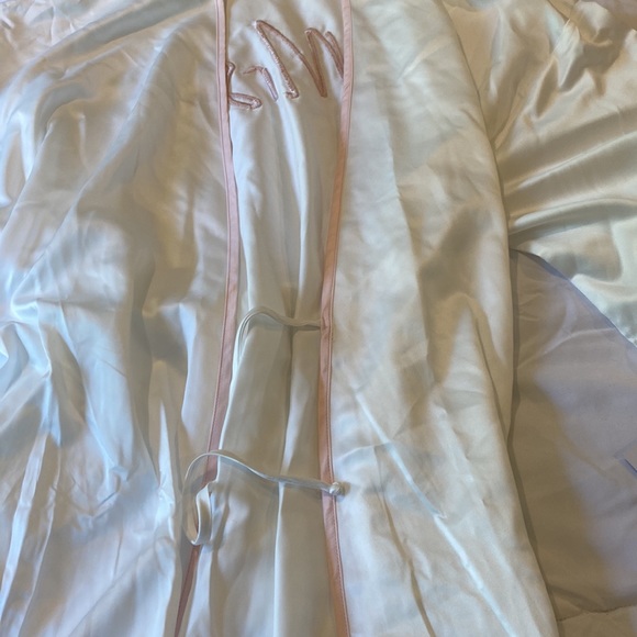 NWT Ladies Mrs. bridal silk robe size medium - Picture 3 of 8